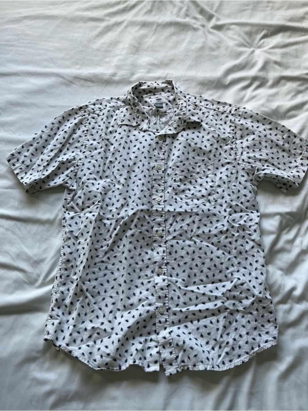 Old Navy White Short-Sleeve Button-Down Shirt with Navy Leaf Print 389